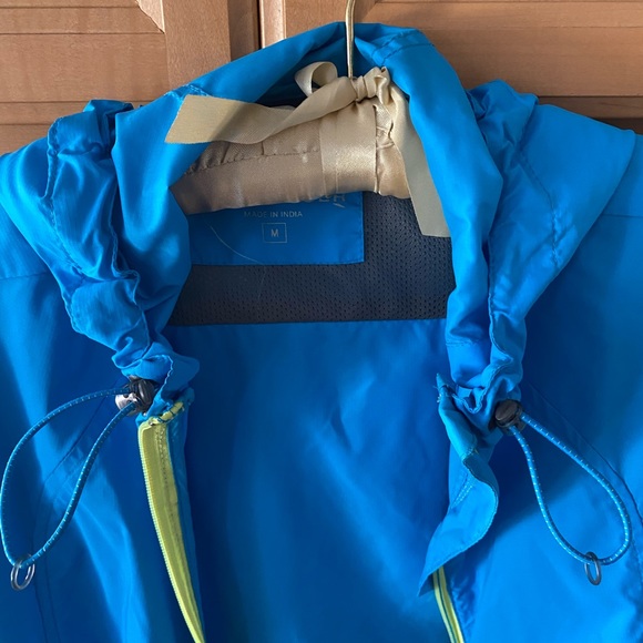 Eddie Bauer, lightweight nylon/polyester, packable, windbreaker. - Picture 11 of 11